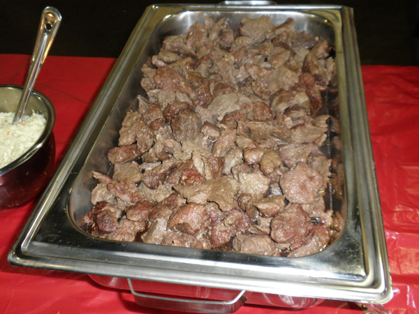 Catering tray with meat in it